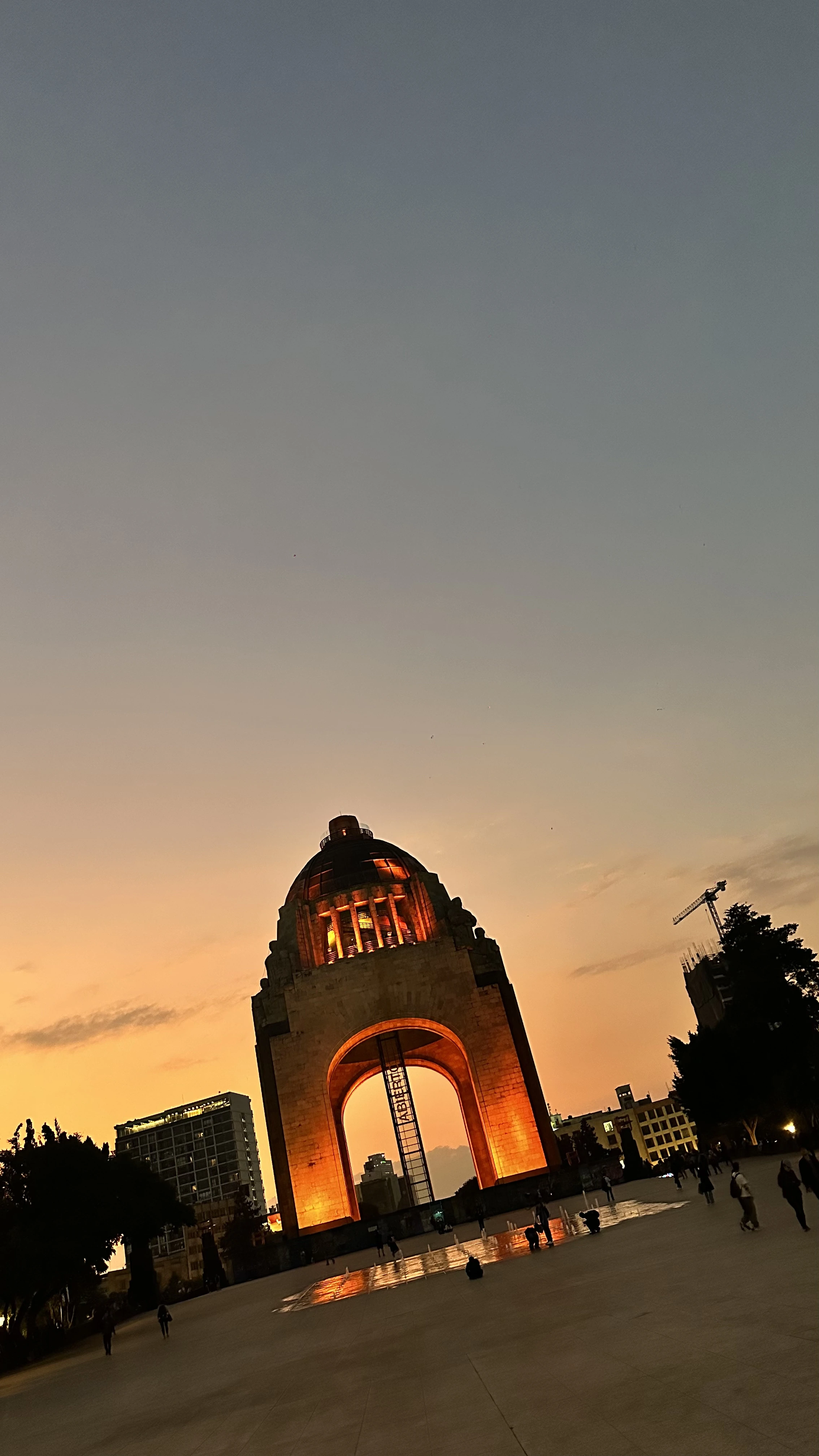 Monumento a la Revolución al atardecer, visto desde la Plaza de la República